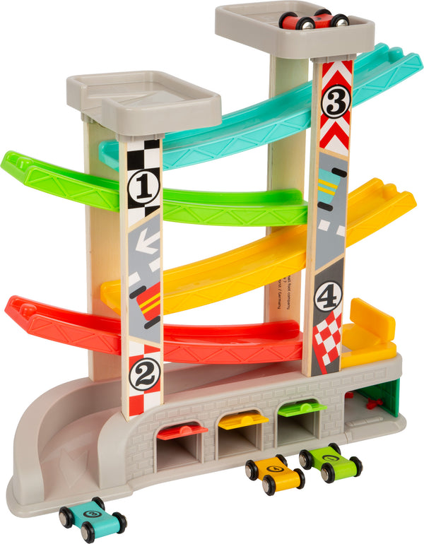 Renbaan met parkeerniveau en garages