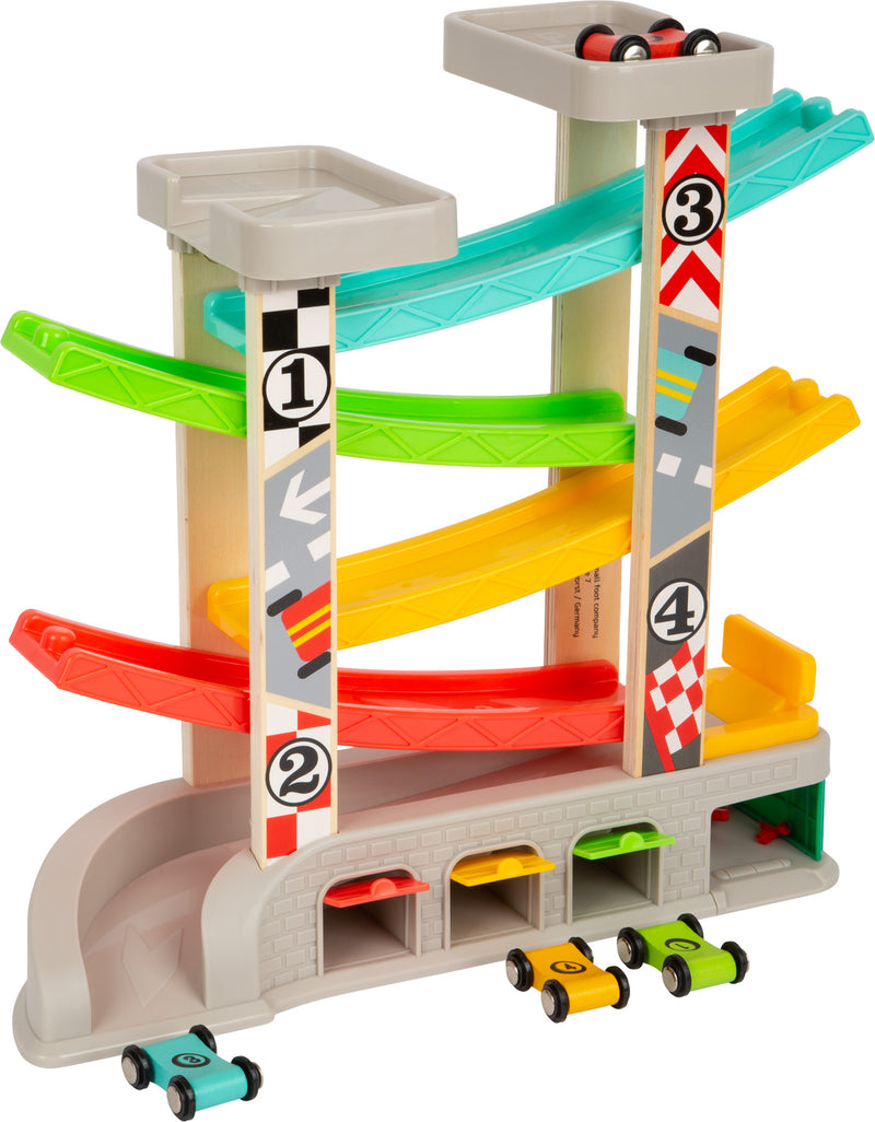 Renbaan met parkeerniveau en garages