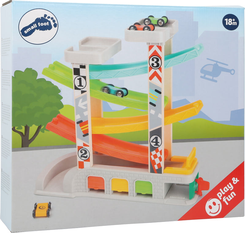 Renbaan met parkeerniveau en garages