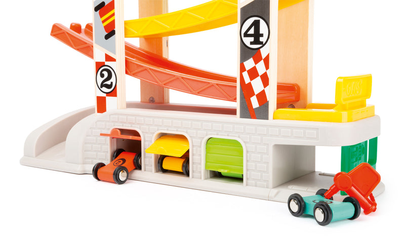 Renbaan met parkeerniveau en garages