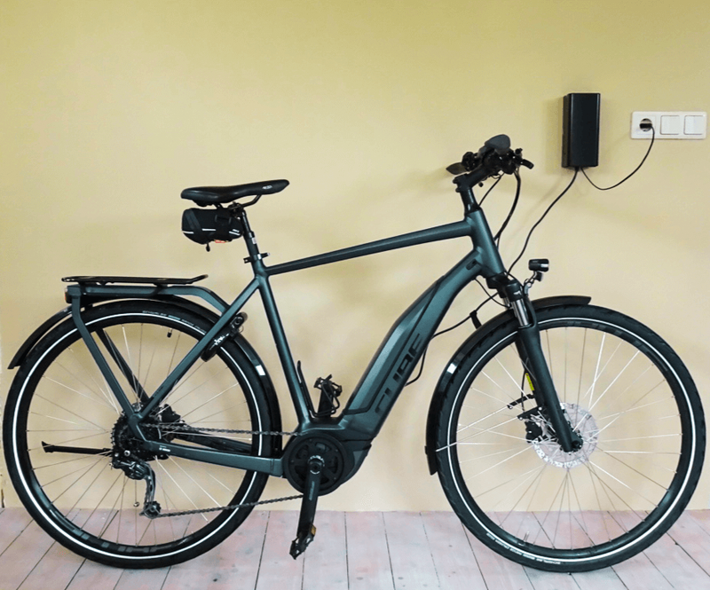 Universele laadhouder uit metaal - Maat L - zwart