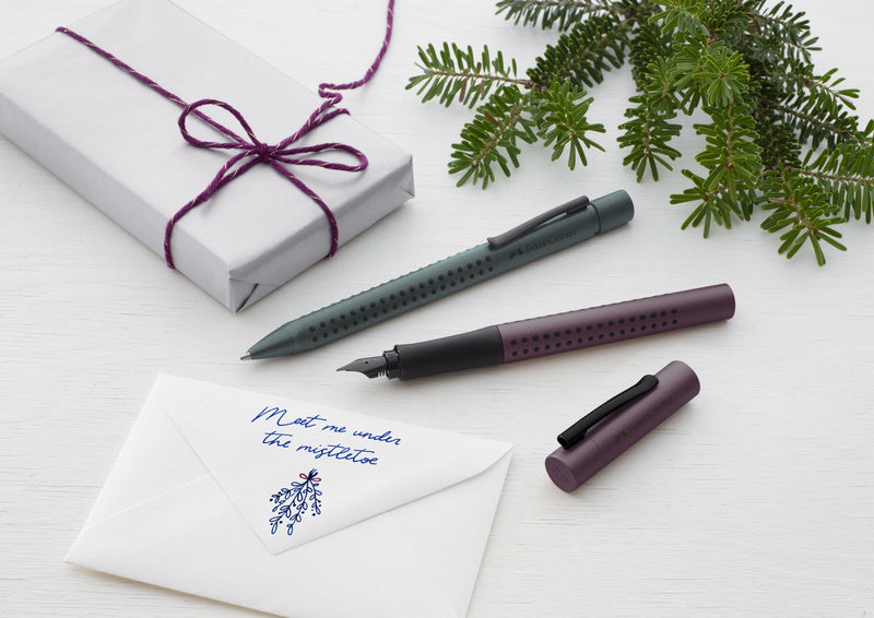 Faber Castell FC-201530 Balpen En Vulpen Faber-Castell Grip Berry In Giftbox