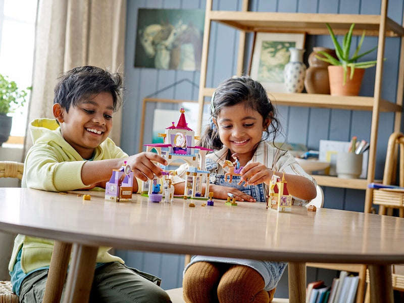 LEGO Disney Belle en Rapunzel AND apos;s koninklijke paardenstal