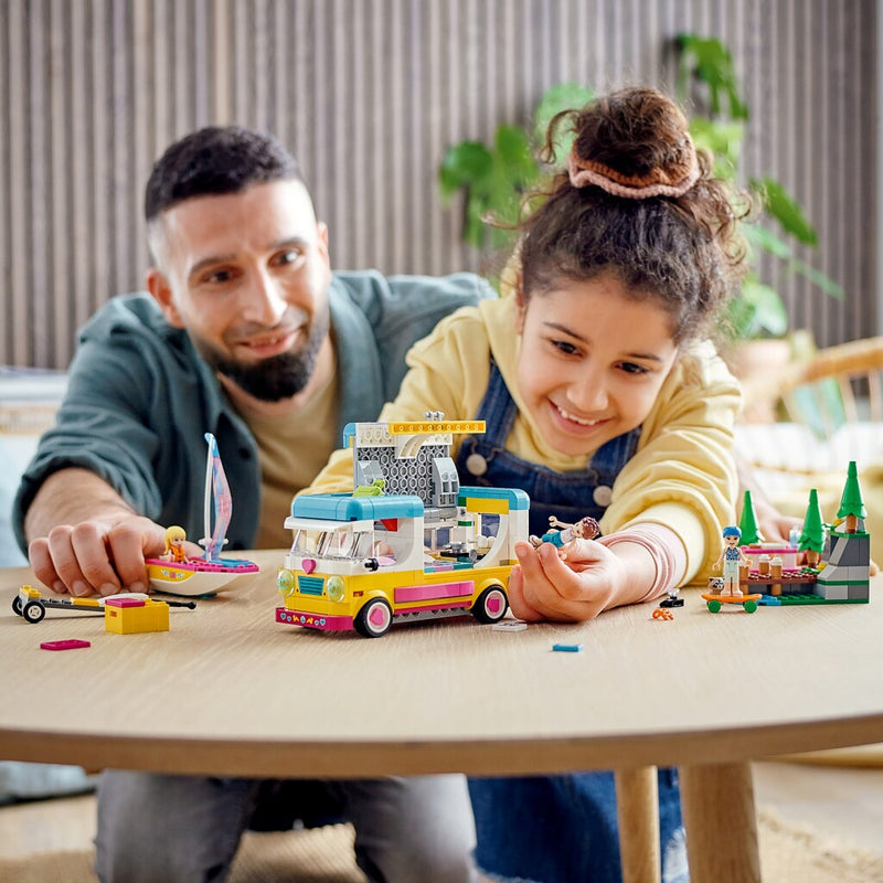 Lego Friends 41681 Boscamper en Zeilboot