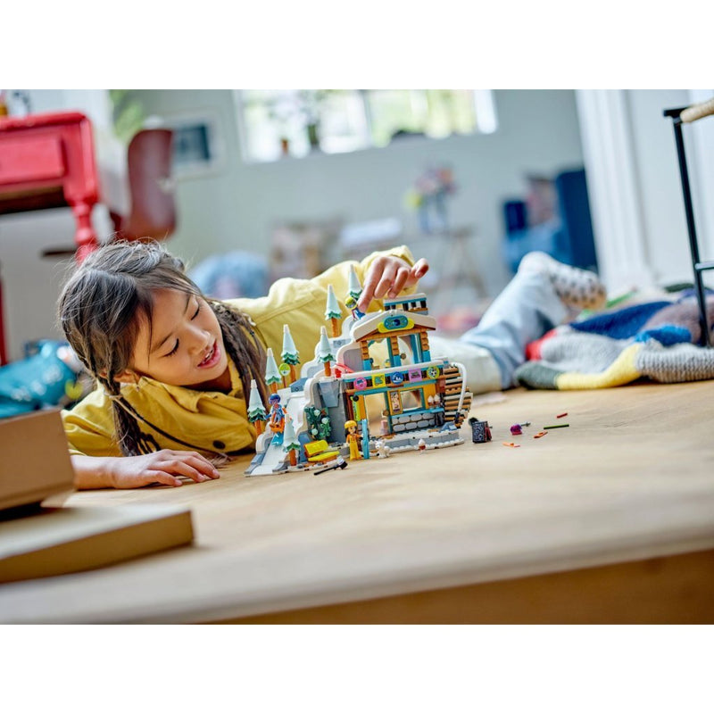 LEGO Friends 41756 Vakantie Skipiste en Cafe