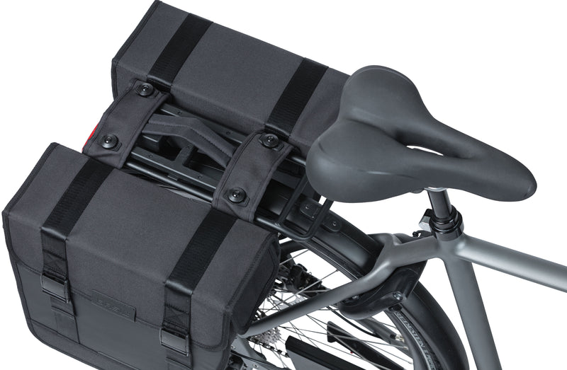 Dubbele fietstas Basil Tour Waterproof MIK 28 liter 34 x 14 x 34 cm - zwart