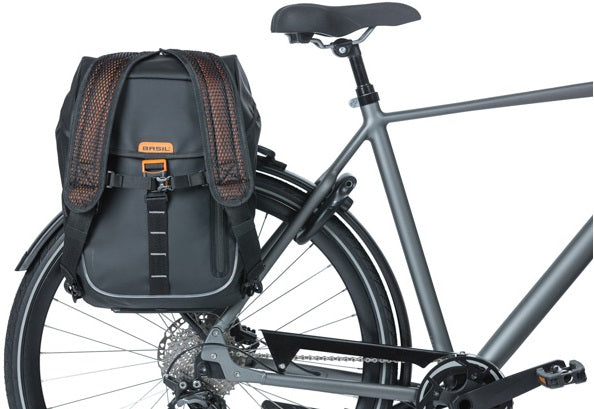 Fietsrugzak Basil Miles Tarpaulin Nordlicht 17 liter 31 x 17 x 44 cm - zwart/ oranje