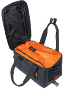 Bagagedragertas Basil Miles Tarpaulin MIK 7 liter 32 x 20 x 20 cm - zwart/oranje