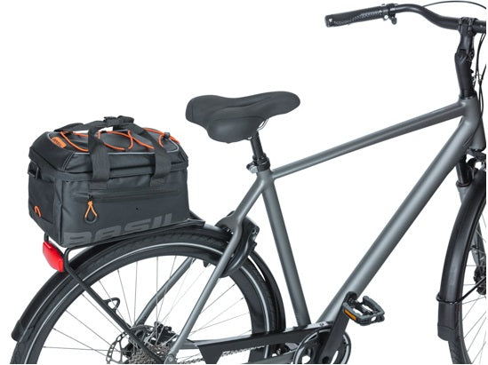 Bagagedragertas Basil Miles Tarpaulin MIK 7 liter 32 x 20 x 20 cm - zwart/oranje