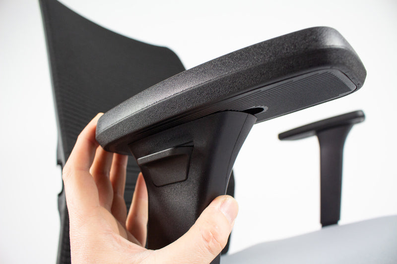 Linea Fabbrica Omnia 01 Zwart/Grijs Bureaustoel met 3D Armleuning + Aluminium Voet