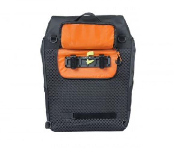 Fietsrugzak Basil Miles Tarpaulin 17 liter 31 x 17 x 44 cm - zwart/oranje