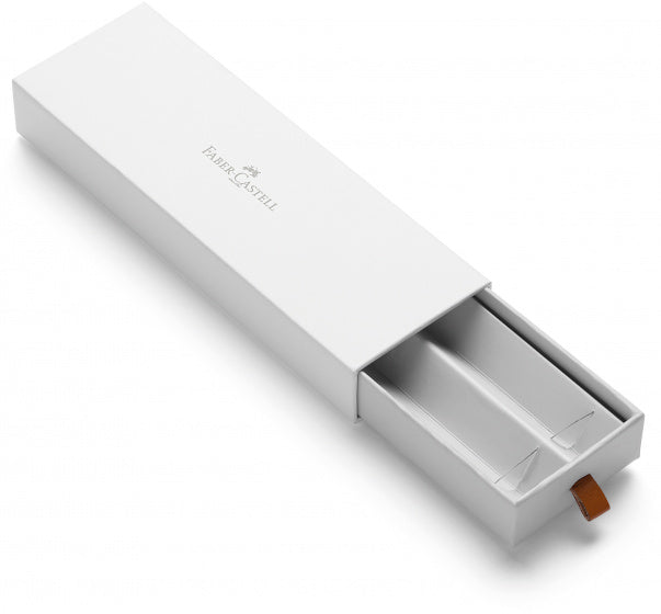 pennenetui 18,1 x 7,8 cm karton/satijn wit