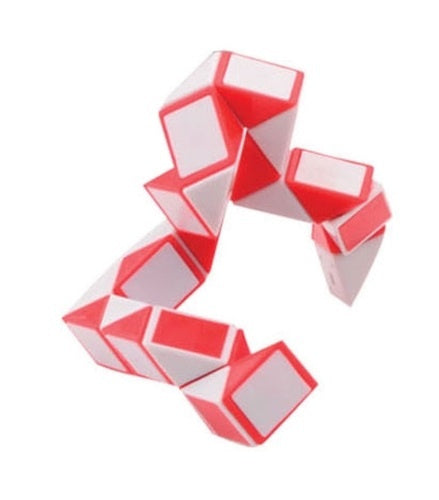 puzzel magische slang op kaart rood