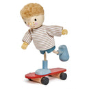poppenhuispop jongen op skateboard hout 9x3,5x10 cm