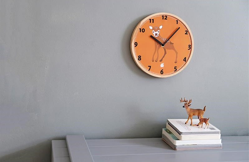 wandklok Baby Deer 25 x 3 cm hout oranje/blank
