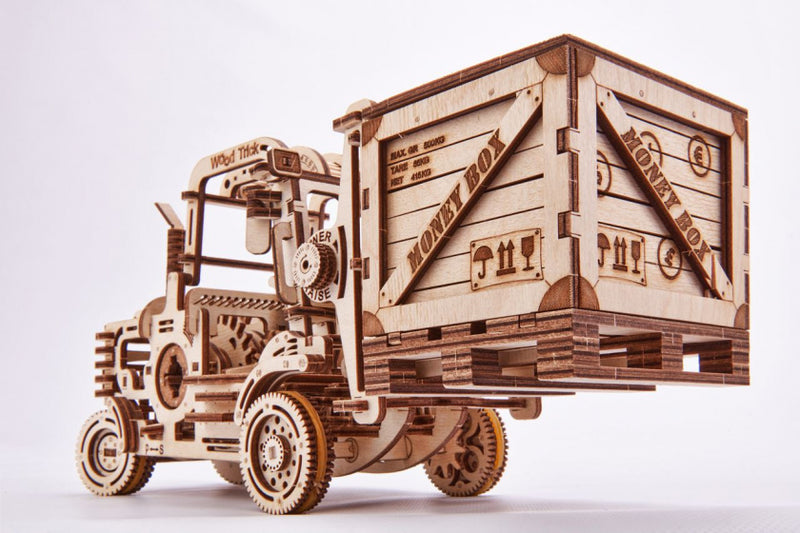 model heftruck met spaarpot hout 31,5 x 11,5 cm