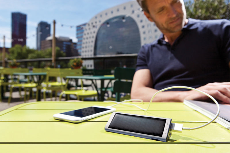 powerbank op zonne- energie 9,7 cm zilver